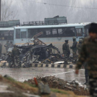 Un ataque con coche bomba en contra de vehículos de las fuerzas de seguridad en Cachemira, India.