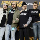 Santiago Segura posa con Kiko Rivera, Tony Leblanc y María Lapiedra.