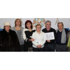Representantes del sector hotelero, la alcaldesa, junto a los padres de Maite Almanza y José Manuel Santos, y la edil de Cultura.
