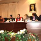Los grupos del PSOE, UPL e IU, durante la sesión plenaria en el Ayuntamiento de Boñar.