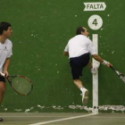 Dos jugadores disputan un partido de frontenis.