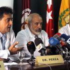 El experto en odontología forense, Bernardo Perea, junto a dos miembros del equipo.
