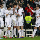 Los jugadores del Real Madrid felicitan a Di Maria por su gol.