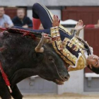 Miguel Ángel Perera sufrió ayer una cogida cuando lidiaba el primer toro de su lote.