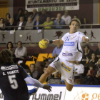 Iñigo Jorajuria intenta un lanzamiento ante Duarte, del FC Porto, durante el partido en el que el Ademar perdió su oportunidad de pasar a la fase de grupos de la Copa EHF.