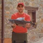 El joven Iván Núñez con la trucha de más de tres kilos que capturó en Villadepalos