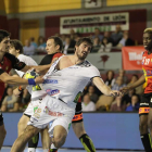 La defensa del Granollers trata de impedir el ataque ademarista en un choque anterior.