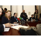 El delegado de la Junta, Guillermo García, la consejera de Hacienda, Pilar del Olmo, y alcaldes presentes en la firma.