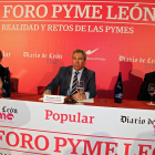 La directora ejecutiva de Pharmadus, Beatriz Escudero,  el director de Diario de León, Joaquín S. Torné, y el escritor Alex Rovira