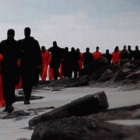 Captura del vídeo difundido por el Estado Islámico donde muestra la decapitación de 21 cristianos coptos.