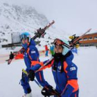 Dos aficionadas al esquí en la estación de León