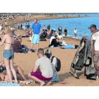 Turistas en la playa de la Barceloneta, ayer, aprovechando un día radiante.