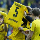 Los jugadores del Dortmund muestran una camiseta de Bartra mientras celebran el triunfo ante el Eintracht de Fráncfort, este sábado en Iduna Park.