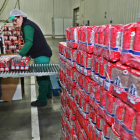 Lineal de envasado de legumbres en una de las factorías de Luengo. RAMIRO