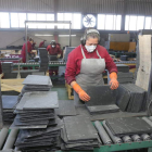 Trabajos de manufactura de pizarra en una cantera de la zona de San Pedro de Trones, en el municipio de Puente de Domingo Flórez. L. DE LA MATA