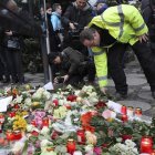 Los ciudadanos depositan velas y flores en el lugar del ataque perpetrado en un mercadillo en el centro de Berlín. MICHAEL KAPPELER