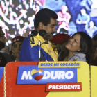 Nicolás Maduro, acompañado de María Gabriela, hija de Chávez, en su discurso de victoria.