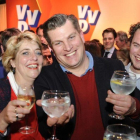 Miembros del equipo de Rutte celebran su victoria en las elecciones.
