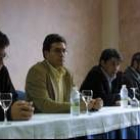 Miguel Hidalgo, en el centro, compareció acompañado de los concejales expulsados del PSOE