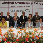 Santos Llamas, rodeado por los miembros de consejo de administración y los directores generales.