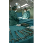 Dos sanitarios leoneses en una operación en el Hospital