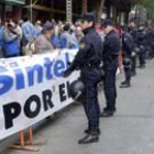 Imagen de la concentración de trabajadores de Sintel ayer frente a la sede del PP de Madrid