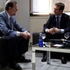 Mariano Rajoy y el nuevo presidente, Pablo Casado, se reunieron ayer en la sede del partido. TAREK