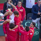 Manteo a Ferrer tras la victoria de España sobre Alemania en la Copa Davis, en abril del 2018. /