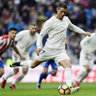 Cristiano Ronaldo lanza el penalti con el que marcó el sábado el primer gol al Sporting.
