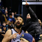 Marc Gasol con un joven hincha de los Grizzlies tras un partido esta semana.