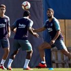 Dennis Suárez, Malcom Silva, y Luis Suárez (d), durante el entrenamiento azulgrana. ALEJANDRO GARCÍA