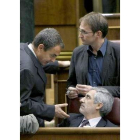 Zapatero conversa con Llamazares (IU) en presencia de Herrera (ERC)