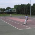 Dos jóvenes deportistas disputan un partido de tenis