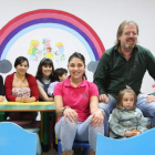 Los propietarios de los establecimientos que se han sumado a la iniciativa posan en el centro de recreo infantil.