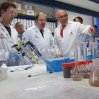 Herrera atiende a las explicaciones durante su visita a los laboratorios Aquimisa.