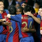 Samuel Eto'o, en el centro, abraza a sus compañeros después de marcar un gol al Recreativo de Huelva
