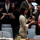 La embajadora de EEUU ante la ONU, Nikki Haley, conversa con el embajador israeli, Danny Danon, antes de empezar la reunion del Consejo de Seguridad.