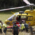 Un helicóptero del 112 de Protección Civil llega a Maraña con el cadáver de uno de los tres guardias civiles muertos al caer su helicóptero cuando llevaban a cabo el rescate de un montañero herido