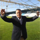 José Silvano se agarra a las redes de una de las porterías del estadio municipal El Toralín.