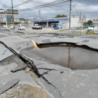 Daños causados por el terremoto en una carretera de Osaka.