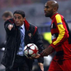 El entrenador del Sevilla Manolo Jiménez da instrucciones.