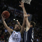 Llull intenta lanzar a canasta ante la oposición de Barac.