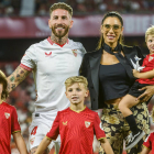 El central Sergio Ramos (c-i), junto a su esposa Pilar Rubio y sus hijos Sergio, de 8 años, Marco, de 6, Alejandro, de 4, y Máximo Adriano de 3, en su presentación como nuevo jugador del Sevilla FC. RAÚL CARO