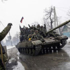 Rebeldes prorrusos conducen un tanque en la ciudad ucraniana de Donetsk.