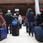 Imagen de viajeros en el aeropuerto de León. JESÚS F. SALVADORES