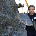 El paleontólogo del CSIC, Juan Carlos Gutiérrez Marco, mostraba en junio de 2015 los daños causados por las obras de Fomento. LDM