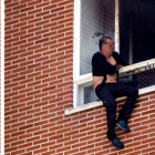 El presunto asesino antes de saltar por la ventana. AGUILAR