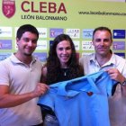 María Prieto, entre el entrenador Javi Callejo y Roberto Fernández.