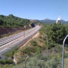 Las traviesas del AVE y la térmica de La Robla al fondo a la derecha
