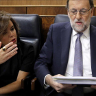 El presidente Mariano Rajoy junto a su número dos, Soraya Sáenz de Santamaría, en la sesión de investidura